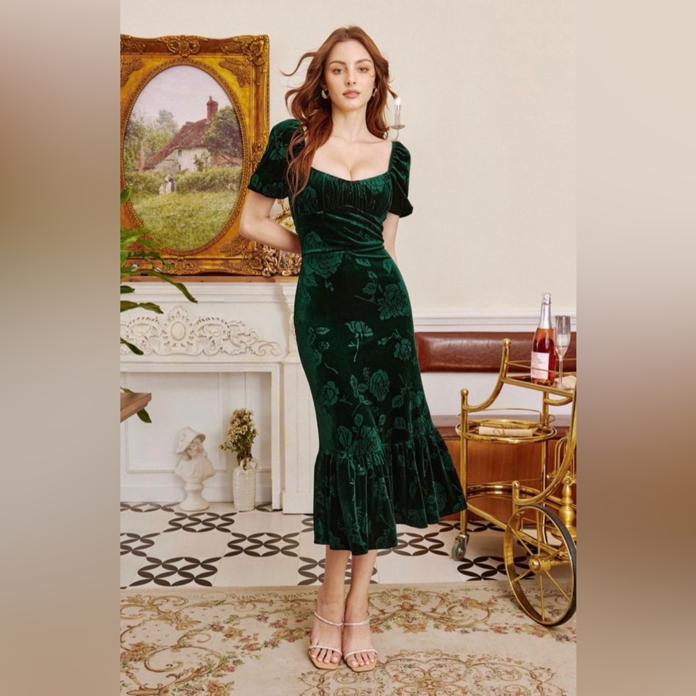 Lait Collection Elegant Green Velvet Midi Dress